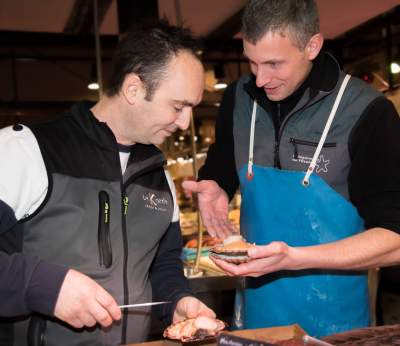 Producteur local et Sébastien, chef du K’Ozzie, Restaurant à Les Marches en Savoie